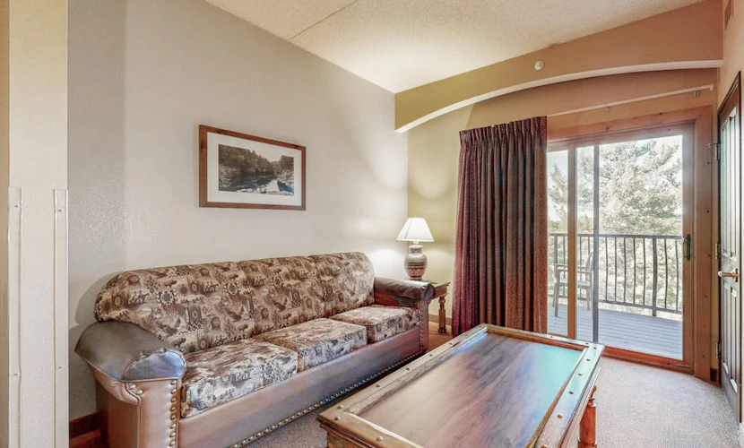 Lovely condo with balcony, kitchenette & central AC