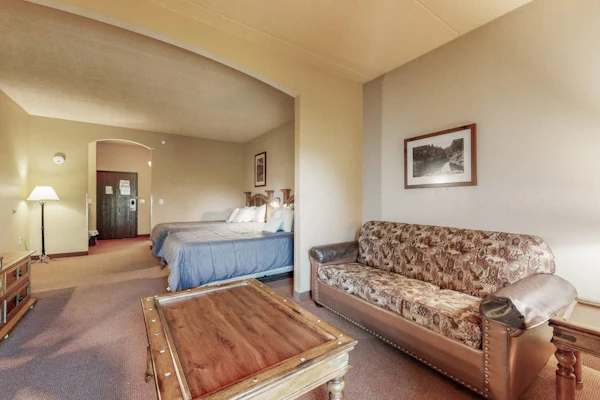 Lovely condo with balcony, kitchenette & central AC