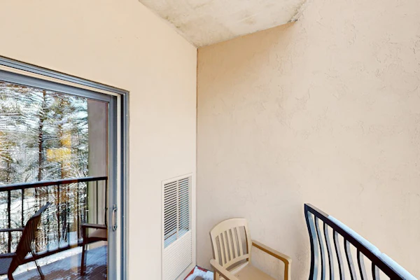 Ideally located condo with scenic balcony, on-site golf, & central AC