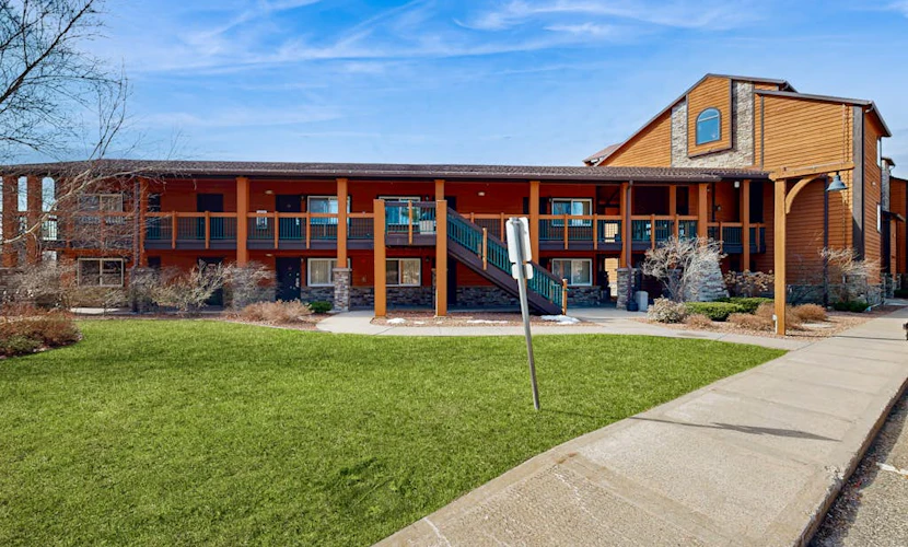 Ground-floor hotel-style condo with fast WiFi, central AC, & kitchenette