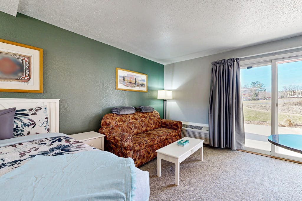 Ground-floor hotel-style condo with fast WiFi, central AC, & kitchenette
