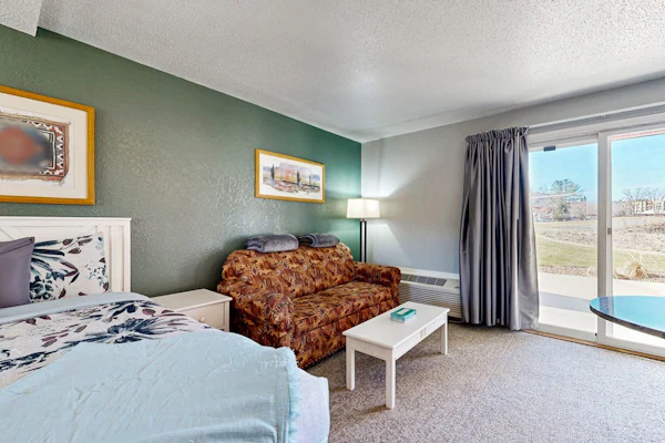 Ground-floor hotel-style condo with fast WiFi, central AC, & kitchenette
