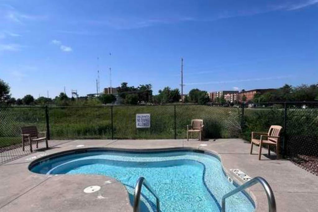 Ground-floor hotel-style condo with fast WiFi, central AC, & kitchenette