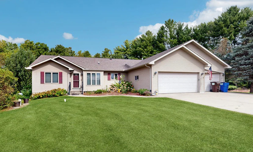 Lakefront home with grill, firepit, pool table, & jetted tub