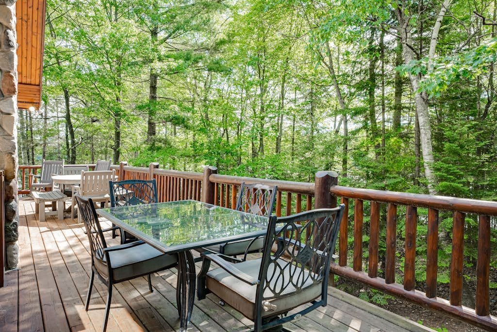 Secluded waterfront log cabin with game room, dock, fire pit & deck