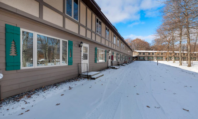 Cozy, family-friendly, riverview condo w/ a furnished patio & gas fireplace