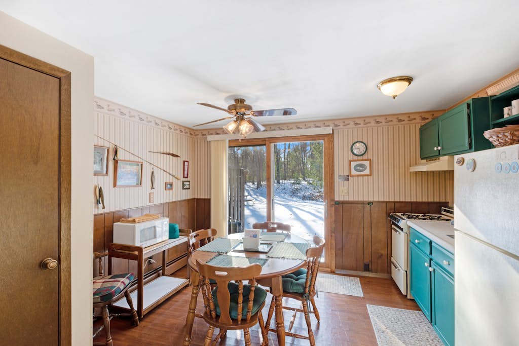 Cozy, family-friendly, riverview condo w/ a furnished patio & gas fireplace