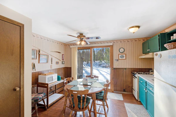 Cozy, family-friendly, riverview condo w/ a furnished patio & gas fireplace