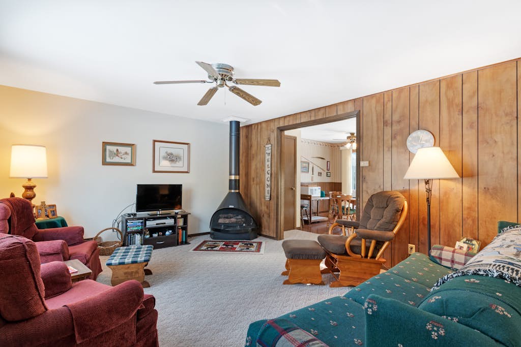 Cozy, family-friendly, riverview condo w/ a furnished patio & gas fireplace