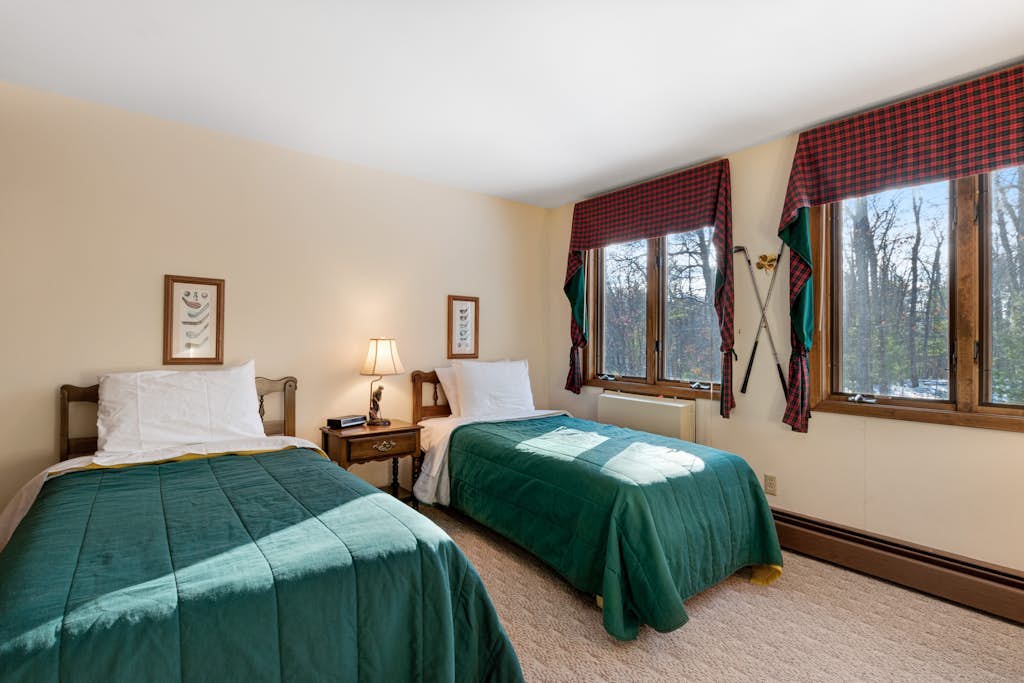 Cozy, family-friendly, riverview condo w/ a furnished patio & gas fireplace