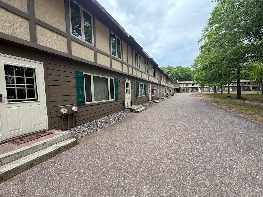 Cozy, family-friendly, riverview condo w/ a furnished patio & gas fireplace