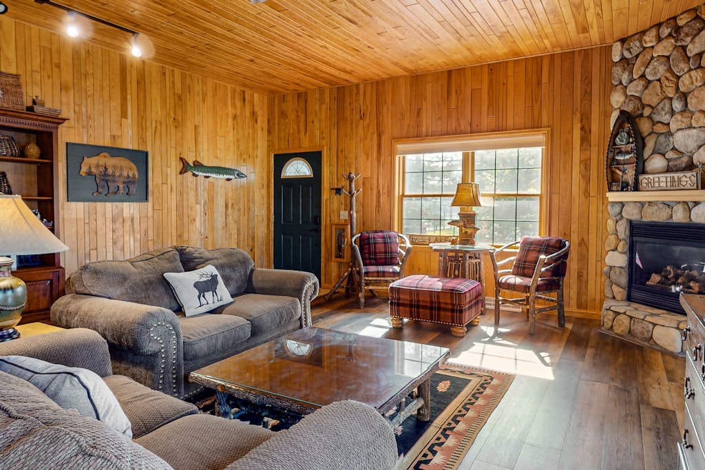 Lakefront resort retreat with screened porch, fireplace, pool, marina, & dining
