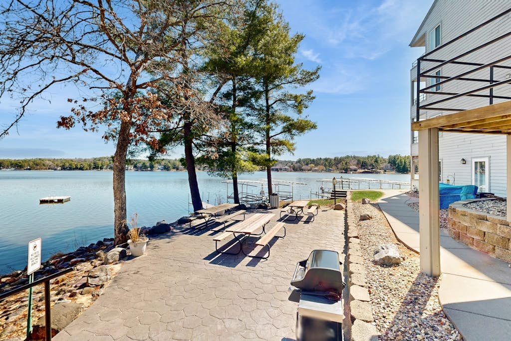 Waterfront condo with shared pools, hot tubs, beach, lake access, WiFi &  A/C