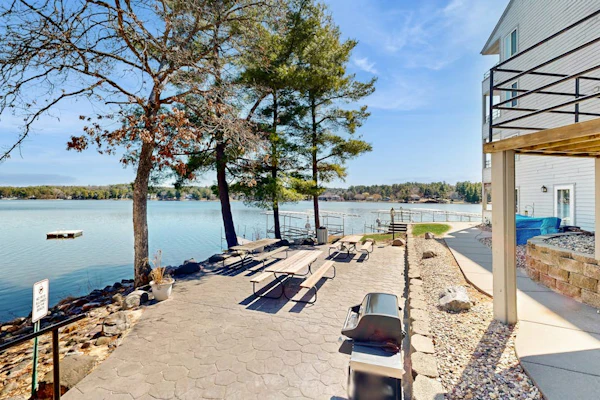 Waterfront condo with shared pools, hot tubs, beach, lake access, WiFi & A/C