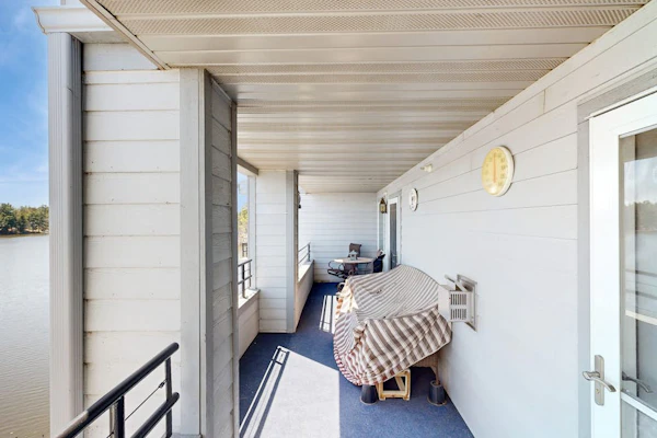 Waterfront condo with shared pools, hot tubs, beach, lake access, WiFi & A/C