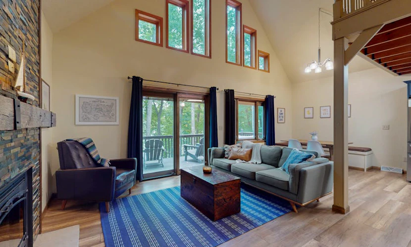 Year-round Northwoods retreat on quiet lake near Minocqua