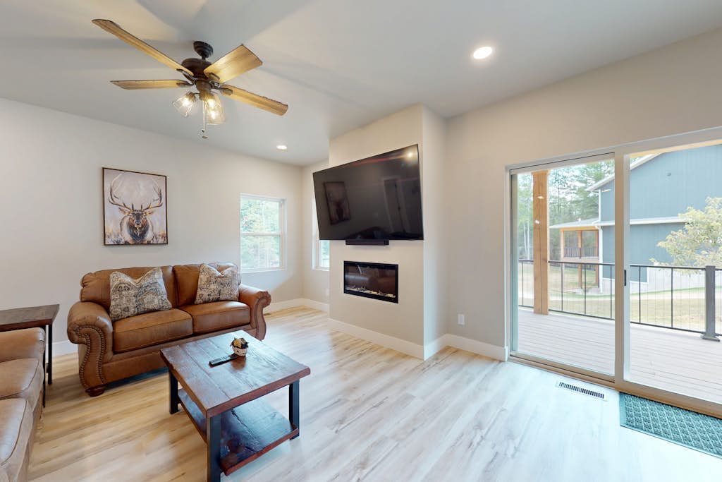 Modern Northwoods Townhouse near lakes, trails & town‚Äîperfect for adventures!