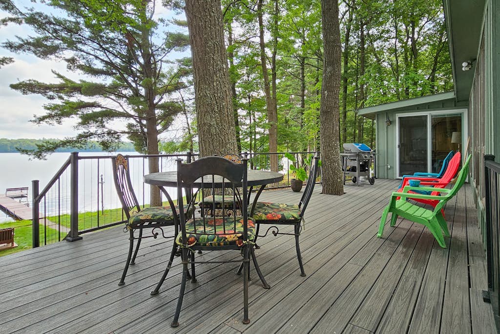 Waterfront home between 2 lakes w/ heated porch, dock & kayaks