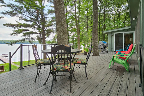 Waterfront home between 2 lakes w/ heated porch, dock & kayaks