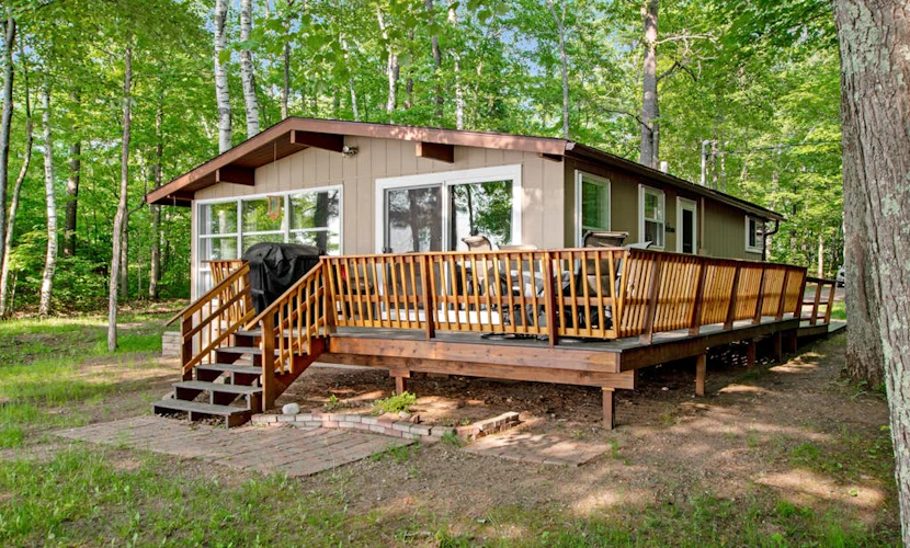 Fantastic lakefront home with fireplace, fast WiFi, washer/dryer & dog-friendly