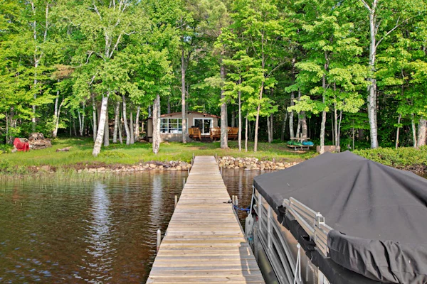 Fantastic lakefront home with fireplace, fast WiFi, washer/dryer & dog-friendly
