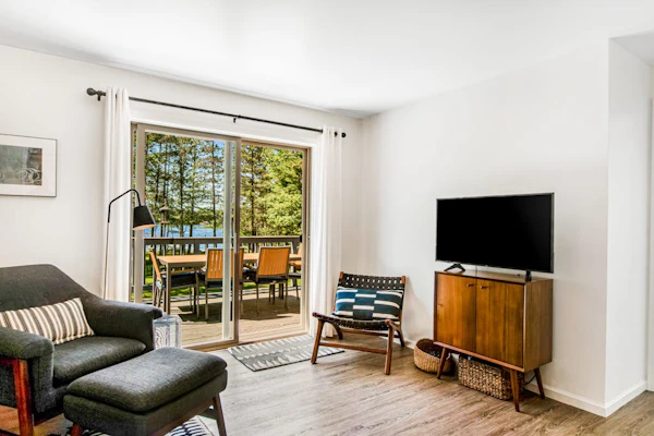 Modern lakefront home with private dock, AC, kayaks, canoe & screened porch
