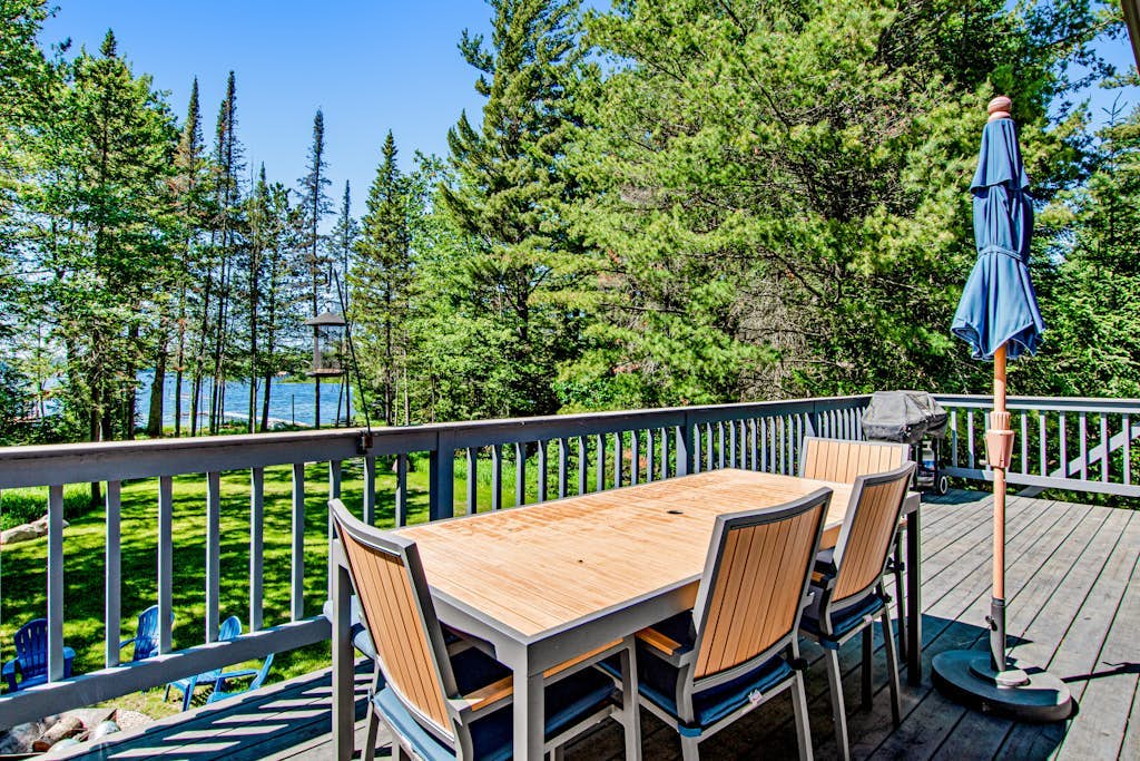 Modern lakefront home with private dock, AC, kayaks, canoe & screened porch