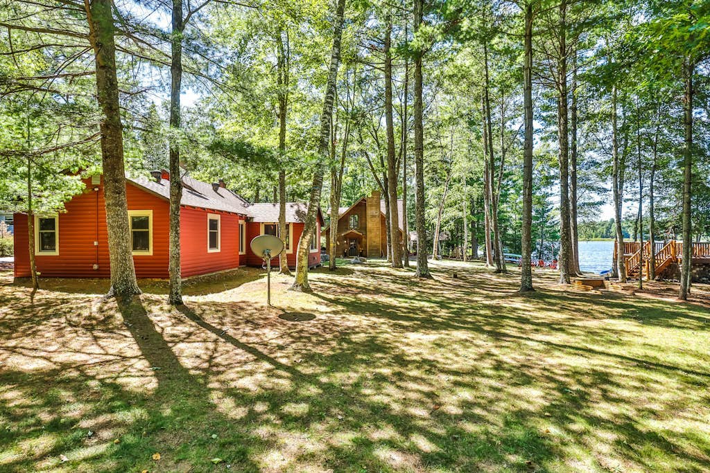 Charming, lakefront home with a gas fireplace, docks, firepit, & full kitchen
