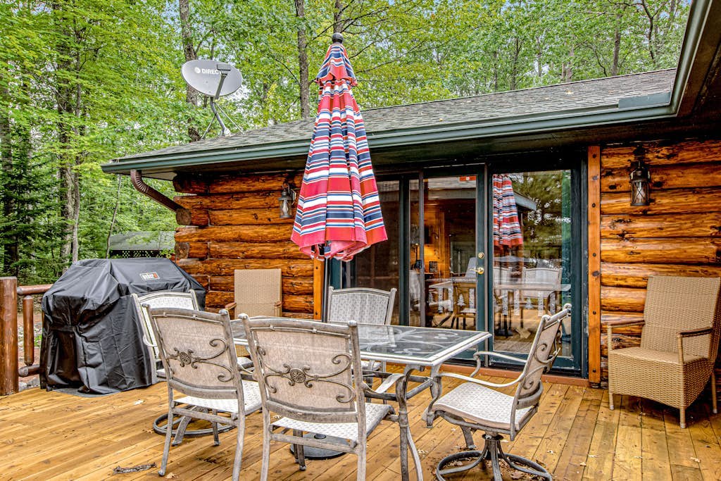 Lakefront log cabin on 3.5 acres with dock, gazebo & sunset views - dog-friendly
