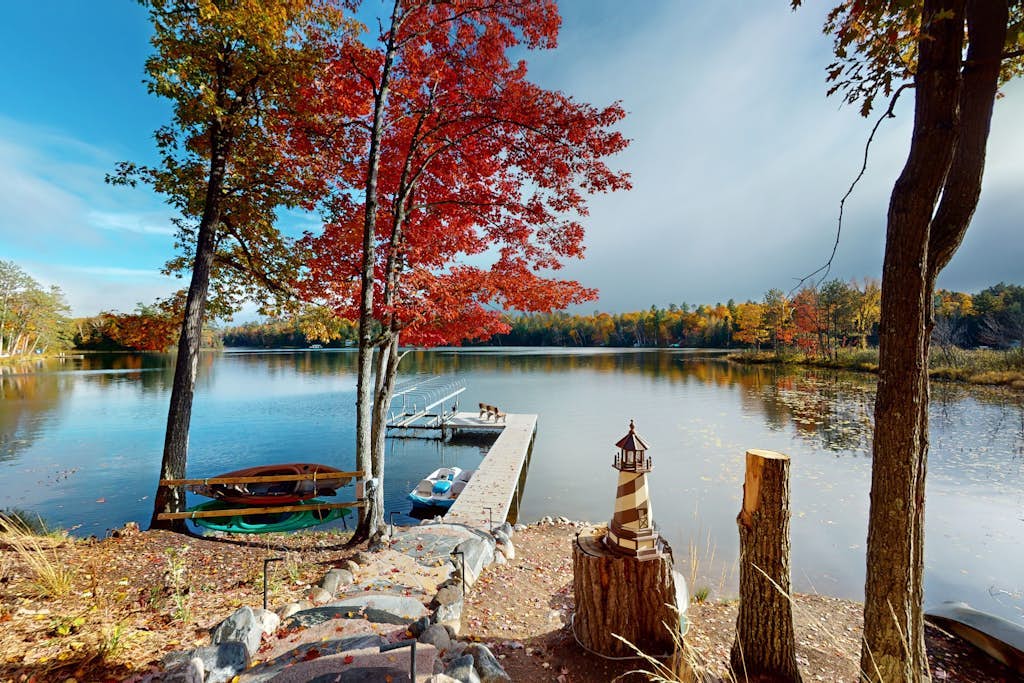 Quaint lakefront cabin w/ indoor & outdoor fireplace, private dock - dogs OK