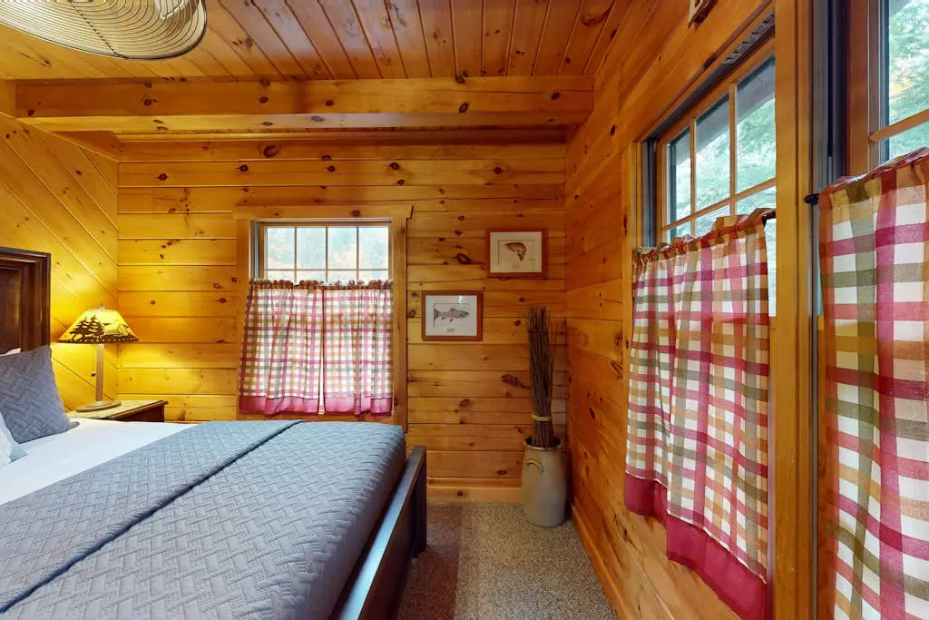 The Lodge on Booth Lake