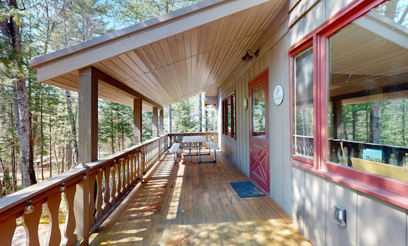 Charming Northwoods Riverfront home, w/ chain access, fire pit, gas grill & WIFI