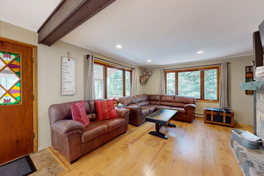 Charming Northwoods Riverfront home, w/ chain access, fire pit, gas grill & WIFI