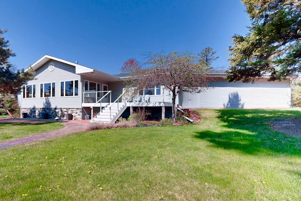 Spacious lakeside retreat near golf, trails & downtown, your perfect getaway!