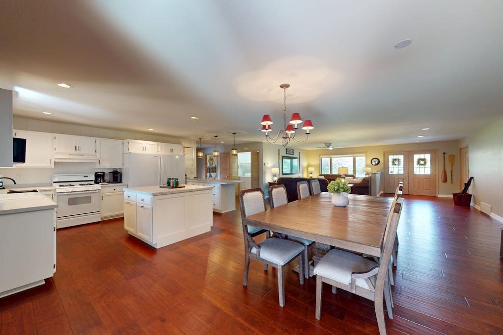 Spacious lakeside retreat near golf, trails & downtown, your perfect getaway!