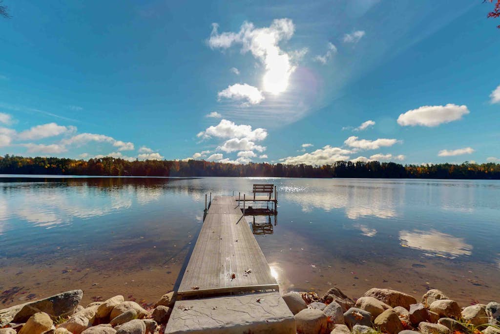 Lakefront home with, dock, grill, sunporch, WIFI, W/D near Downtown