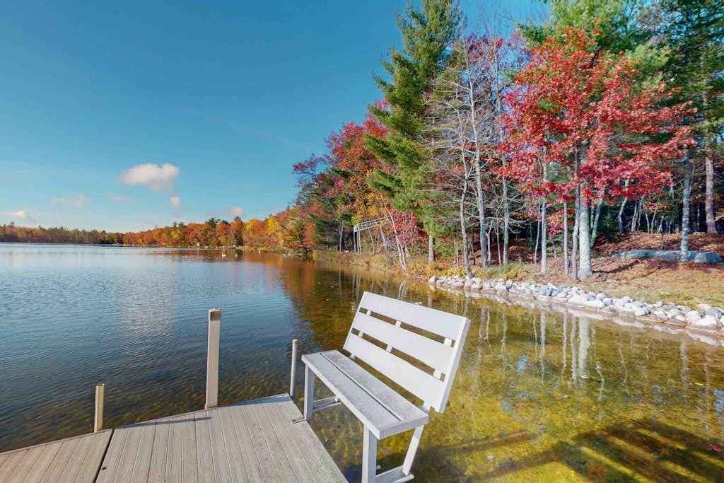 Lakefront home with, dock, grill, sunporch, WIFI, W/D near Downtown