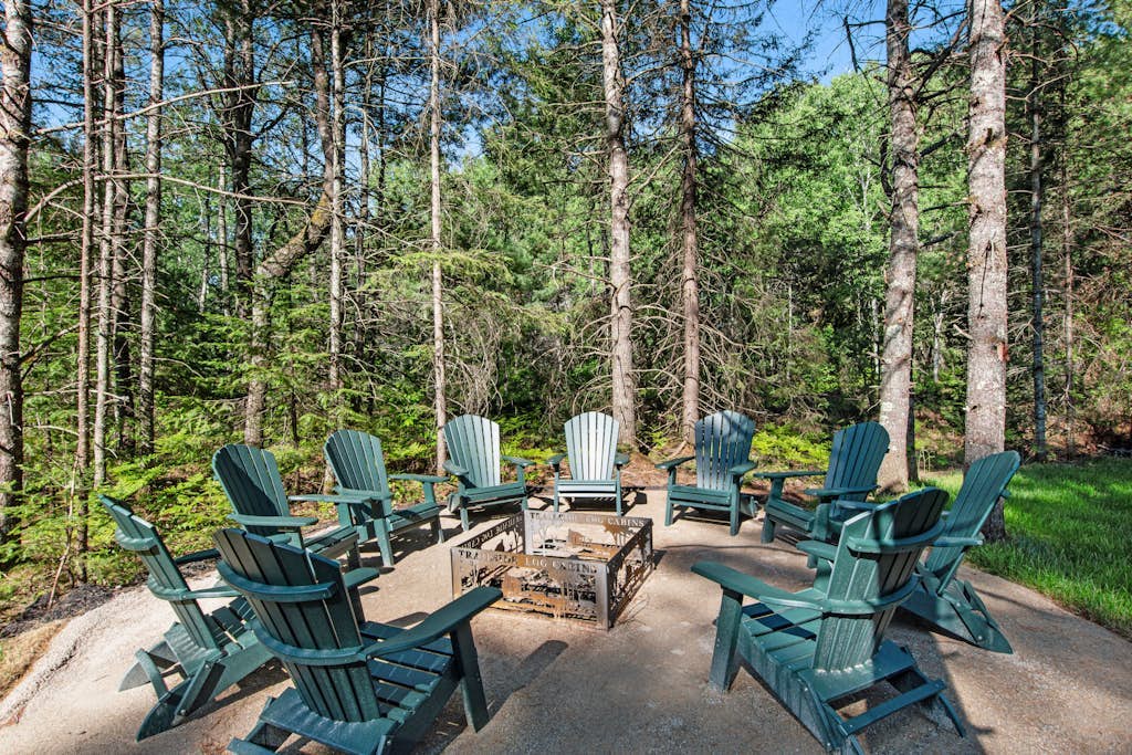 Modern dog-friendly cabin with hot tub, gas fireplace, patio, grill, & washer/dryer