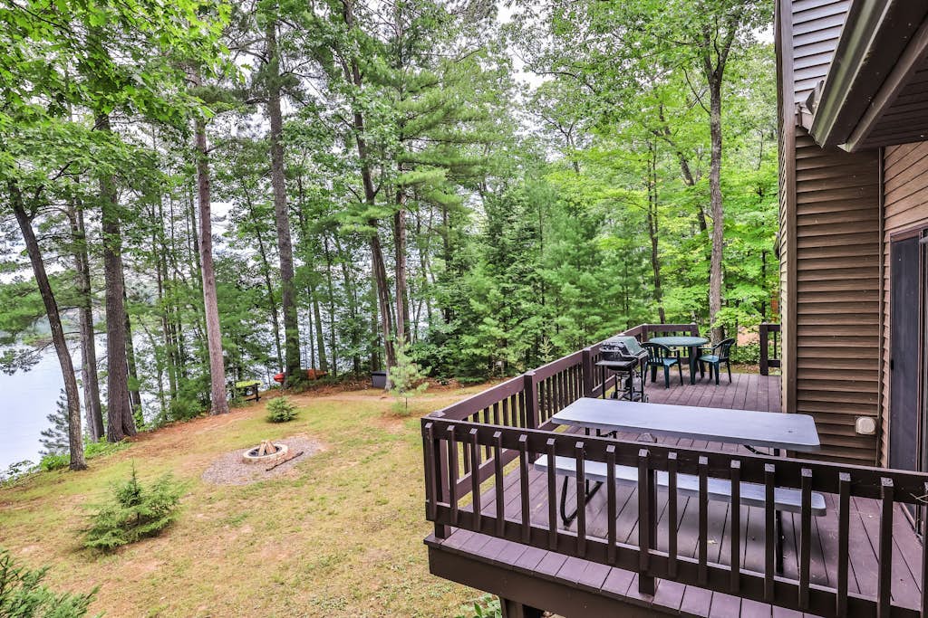 Lakefront home with firepit, screened porch,  WiFi, central AC, and kayaks