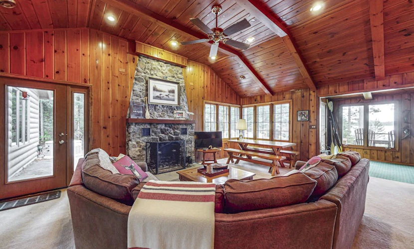 Serene Lakefront Home w/ Wifi, docks, kayaks, gas grill, fire pit & more