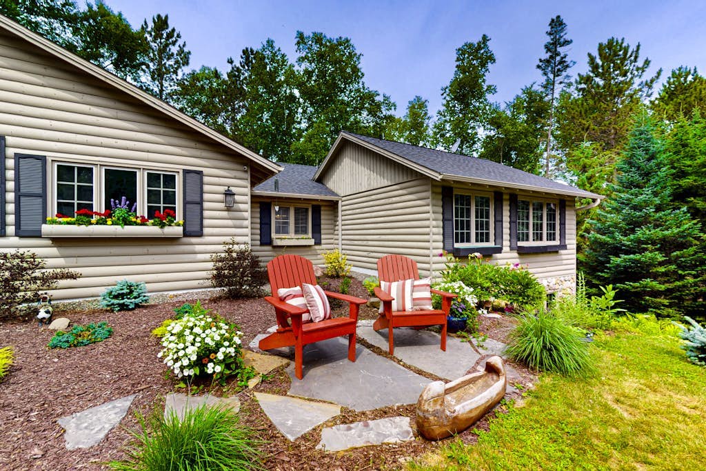 Serene Lakefront Home w/ Wifi, docks, kayaks, gas grill, fire pit & more
