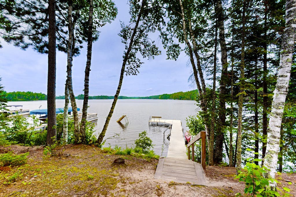 Serene Lakefront Home w/ Wifi, docks, kayaks, gas grill, fire pit & more