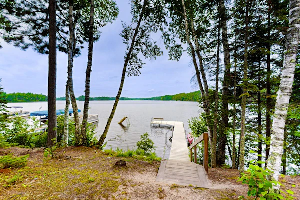 Serene Lakefront Home w/ Wifi, docks, kayaks, gas grill, fire pit & more