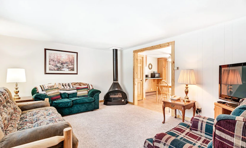 Lovely condo w/ a lake access plus shared tennis & basketball courts
