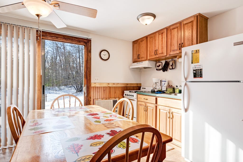 Lovely condo w/ a lake access plus shared tennis & basketball courts