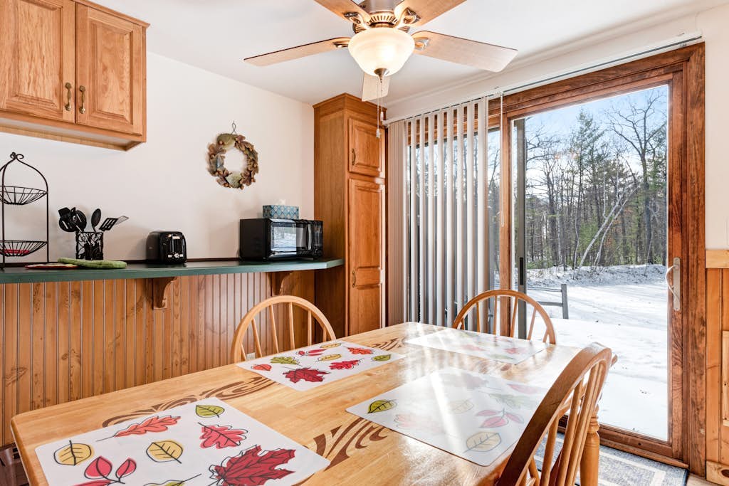 Lovely condo w/ a lake access plus shared tennis & basketball courts