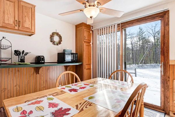 Lovely condo w/ a lake access plus shared tennis & basketball courts