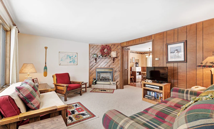 Rustic & convenient mountain condo w/ gas fireplace & lake views
