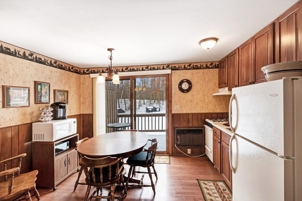 Rustic & convenient mountain condo w/ gas fireplace & lake views