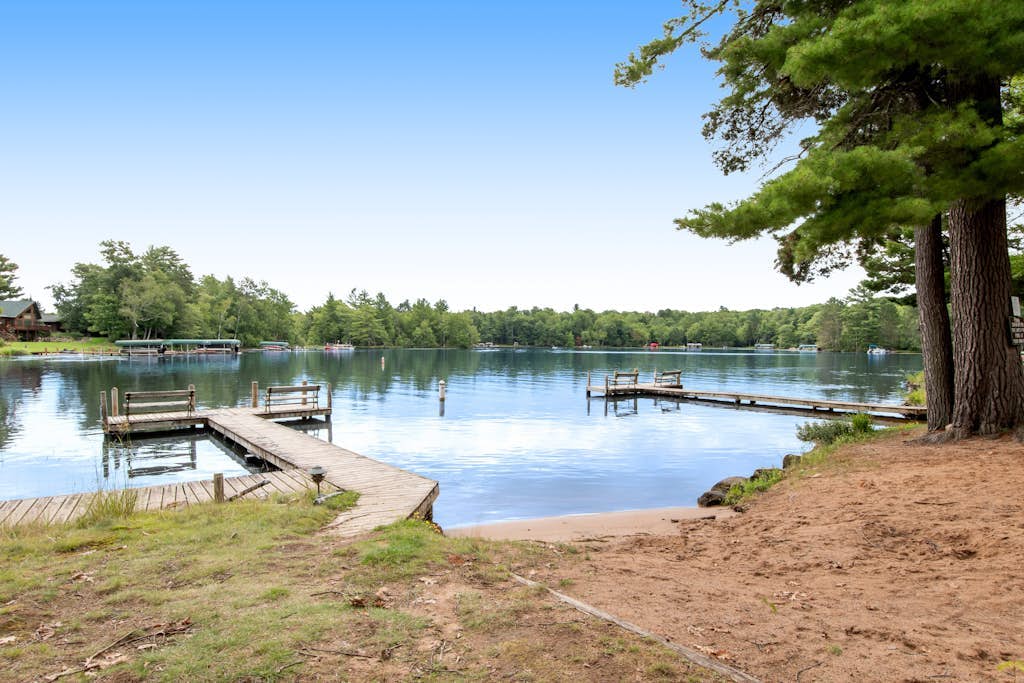 Rustic & convenient mountain condo w/ gas fireplace & lake views